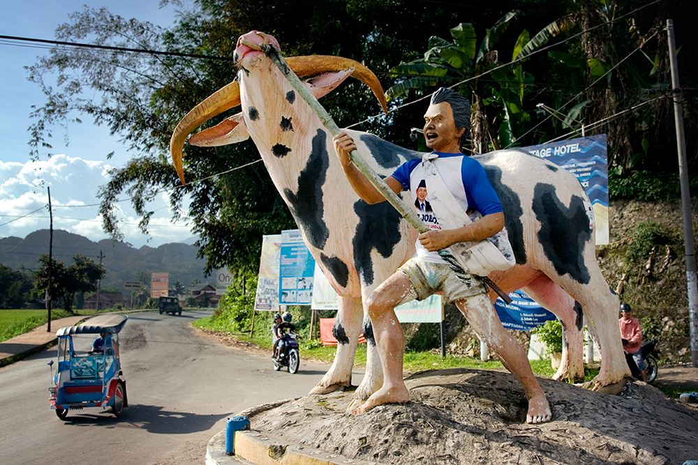 Tana Toraja region, Sulawesi, Indonesia. The road junction close to Rantepao town. The monument shows a water buffalo as a significant animal in Torajan culture.