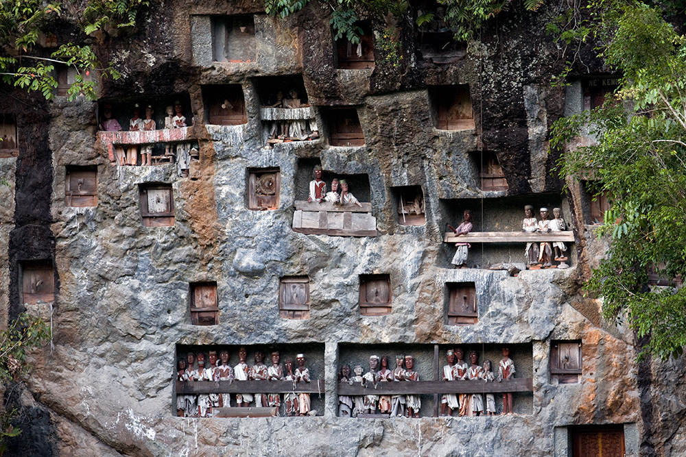 There are several types of graves used in Toraja culture. One of them is digged in a rock. The statues representing the deceased are put in the grave together with a coffin or placed on a balcony nearby.
