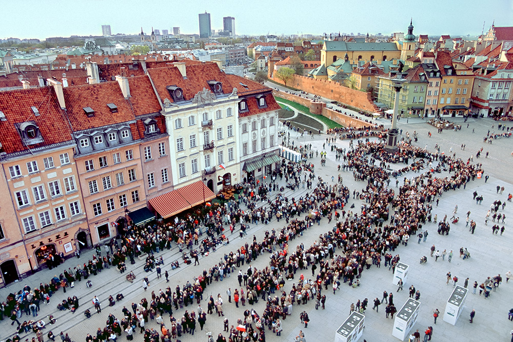 Warsaw. The amazing queue to the Presidential Palace turns at Zamkowy Square in Old Town. People wait even 7 hours to pay the tribute to the dead President and the First Lady.